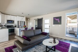 TV connectée, cheminée, espaces bureaux