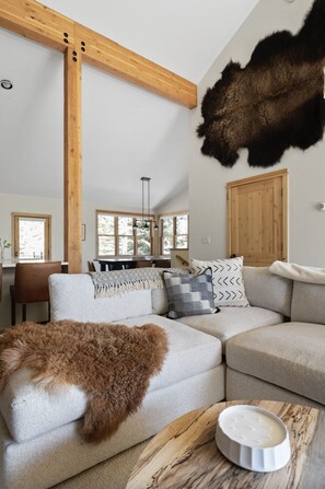 Smart TV, fireplace, stereo