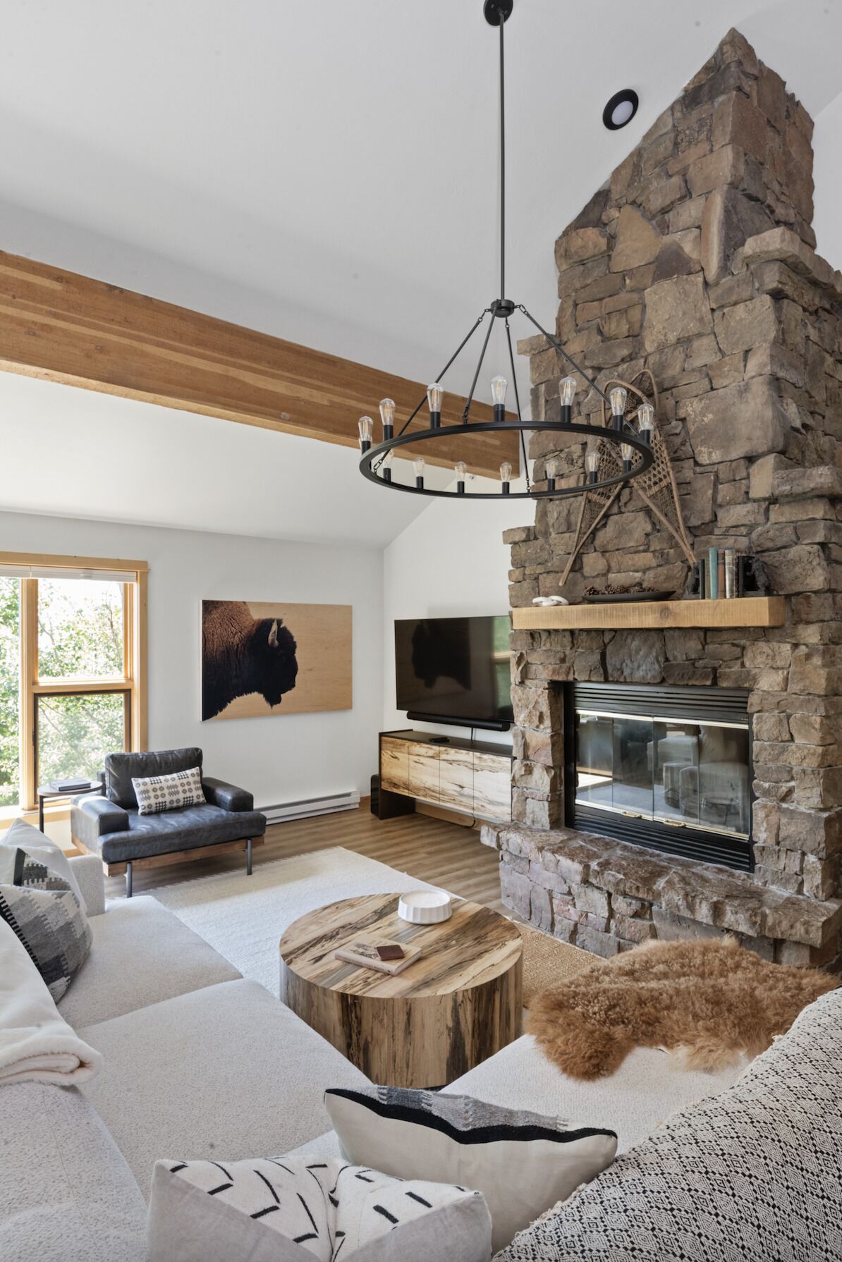 Smart TV, fireplace, stereo