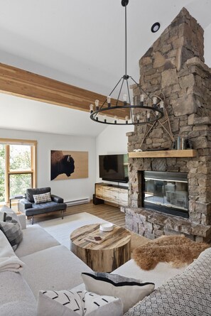 TV connectée, cheminée, chaîne hi-fi