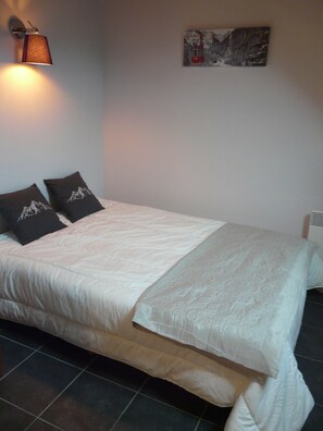 2 slaapkamers, een strijkplank/strijkijzer, reisbedje, gratis wifi