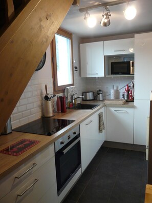 Een koelkast, een microgolfoven, een oven, een kookplaat