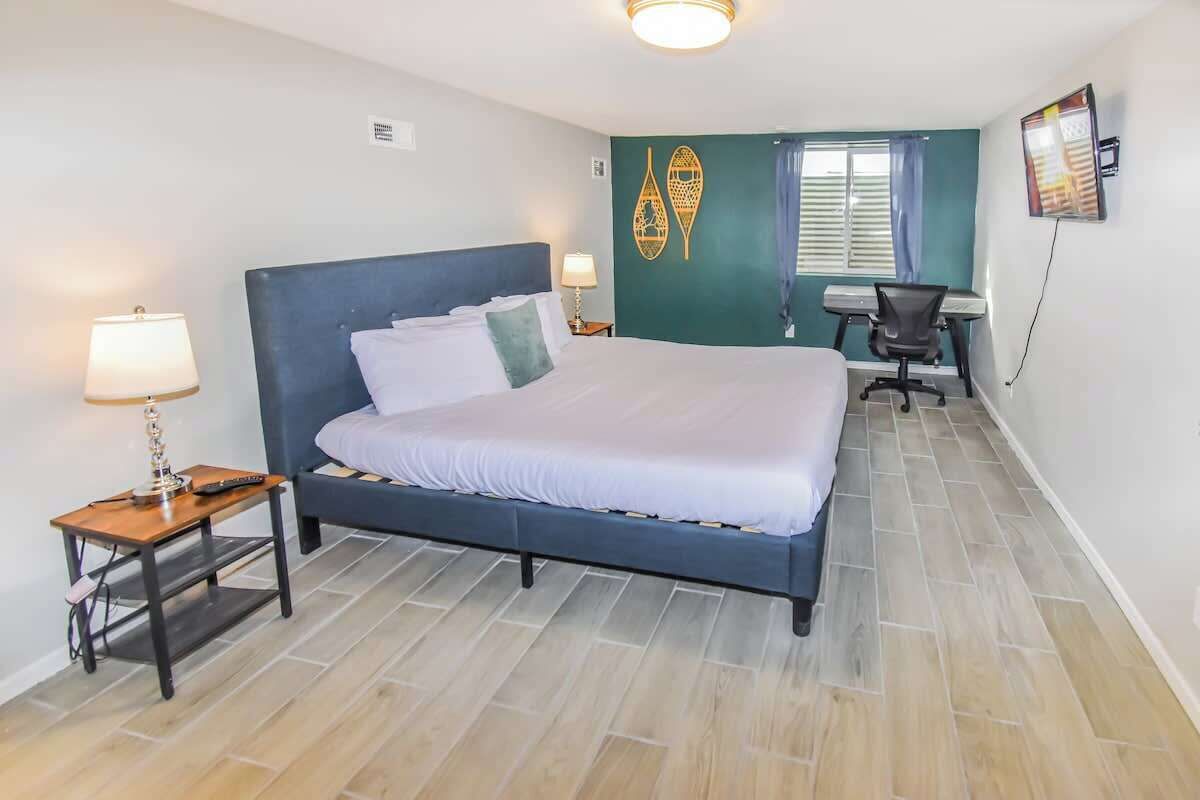 2 slaapkamers, een strijkplank/strijkijzer, reisbedje, wifi