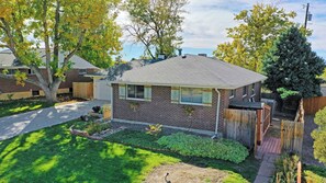 Exterior - Cozy basement space with 2 bedrooms and kitchenette (Denver)
