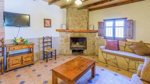 Televisión y chimenea 