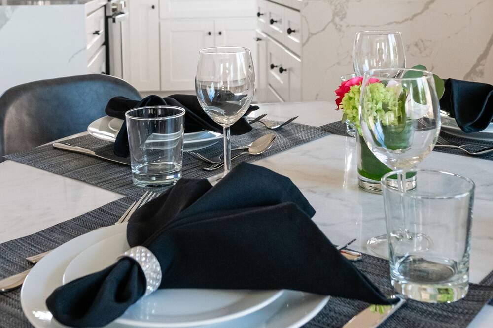 NEW WATER VIEW FAMILY VILLA AC DECK HOTTUB FIREPIT BBQ BACKYARD ONSITE PARKING!!