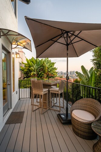 NEW WATER VIEW FAMILY VILLA AC DECK HOTTUB FIREPIT BBQ BACKYARD ONSITE PARKING!!