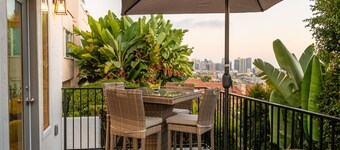 NEW WATER VIEW FAMILY VILLA AC DECK HOTTUB FIREPIT BBQ BACKYARD ONSITE PARKING!!