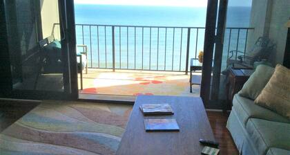 Oceanfront Updated/Colorful / in a Family Bldg /Good Wi-Fi/ Pool by the Ocean