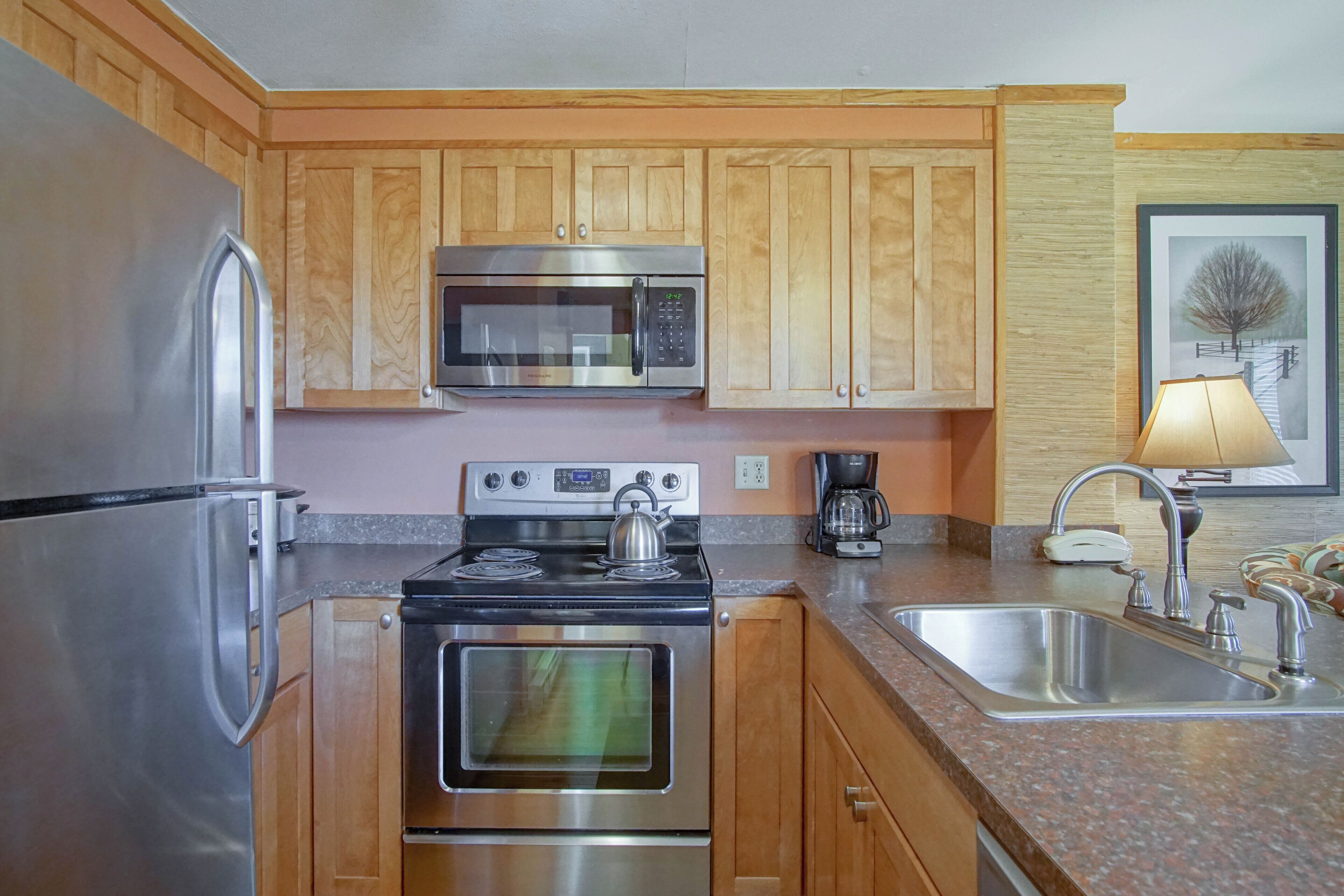 雪櫃、微波爐、焗爐、爐具