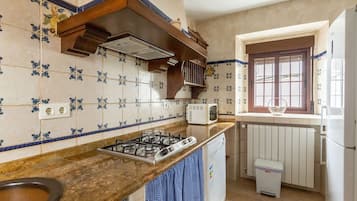 Een koelkast, een magnetron, een oven, een kookplaat