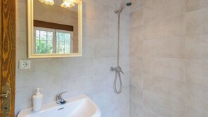 Shower - La Molina de la Campana Villaviciosa de Córdoba by Ruralidays (Córdoba)