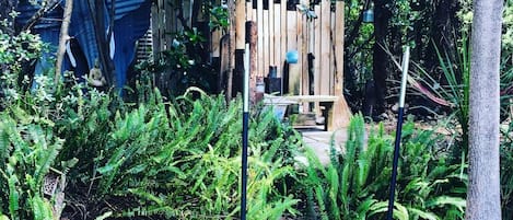 المنطقة المحيطة بالمنشأة