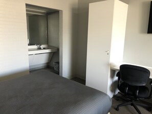 Desk, laptop workspace, iron/ironing board, free WiFi - BestWay Inn Oklahoma City Airport (Oklahoma City)