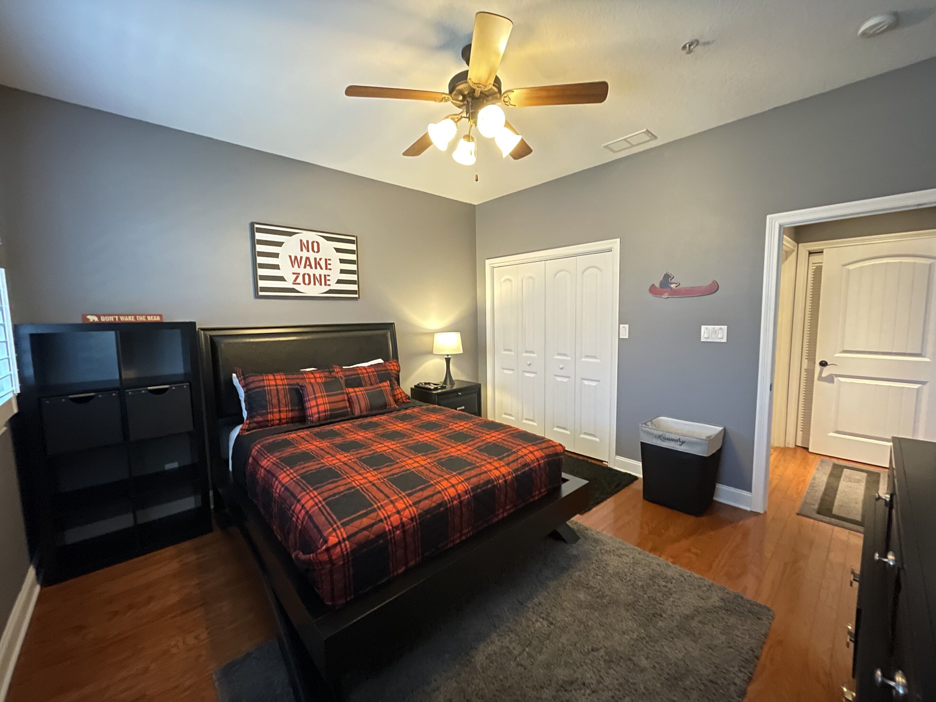 Lake front villa! 10 Minutes from I-75! No Stairs, all one level.