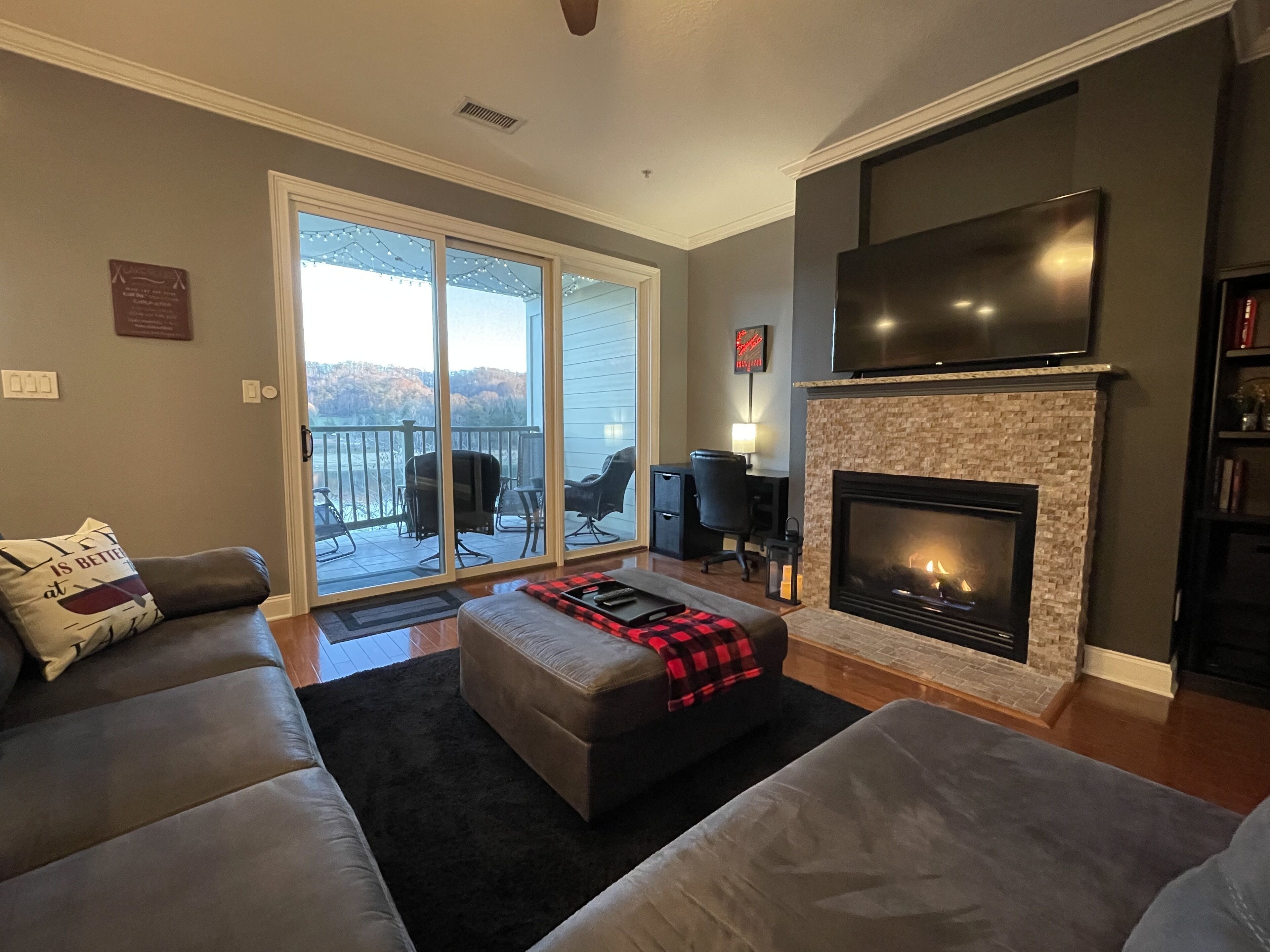 Lake front villa! 10 Minutes from I-75! No Stairs, all one level.