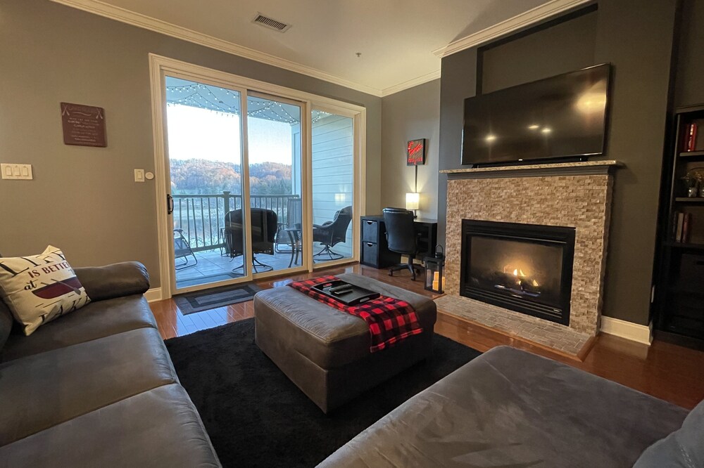 Lake front villa! 10 Minutes from I-75! No Stairs, all one level.