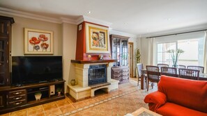 Tv, eldstad och ett bordtennisbord