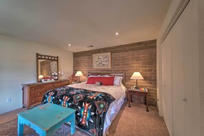 3 bedrooms, laptop workspace, iron/ironing board, Internet
