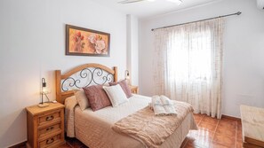 3 dormitorios, tabla de planchar con plancha, cuna de viaje y wifi