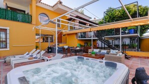 A rooftop pool area with lounge chairs, a hot tub, and outdoor furniture. - Villa Estrella Coín by Ruralidays (Málaga)