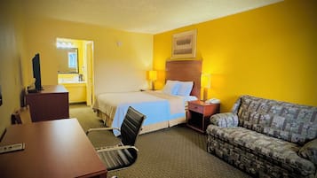 Enkeltrom – standard, 1 kingsize-seng, ikke-røyk, kjøleskap og mikrobølgeovn | Individuelt innredet, skrivebord, blendingsgardiner og wi-fi (inkludert)