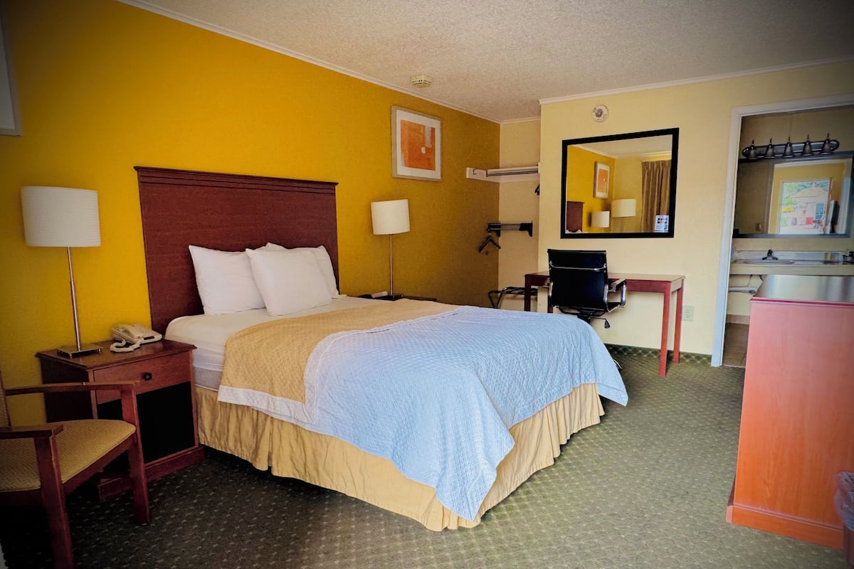 Chambre Simple Tradition, 1 grand lit, accessible aux personnes à mobilité réduite, non-fumeur