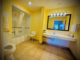 Habitación individual, 1 cama de matrimonio, accesible para personas con discapacidad, no fumadores | Baño | Ducha y bañera combinadas, secador de pelo y toallas
