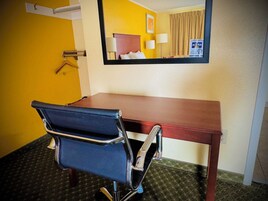 Mobiliario individual, escritorio, cortinas opacas y wifi gratis