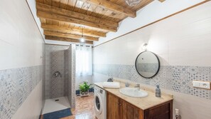 Badewanne, Haartrockner, Handtücher