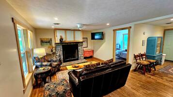 TV, fireplace