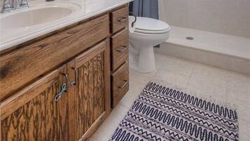 Dusche, Whirlpool, Haartrockner, Handtücher