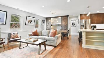 Televisi 55-inci dengan saluran TV kabel, perapian, dan Netflix