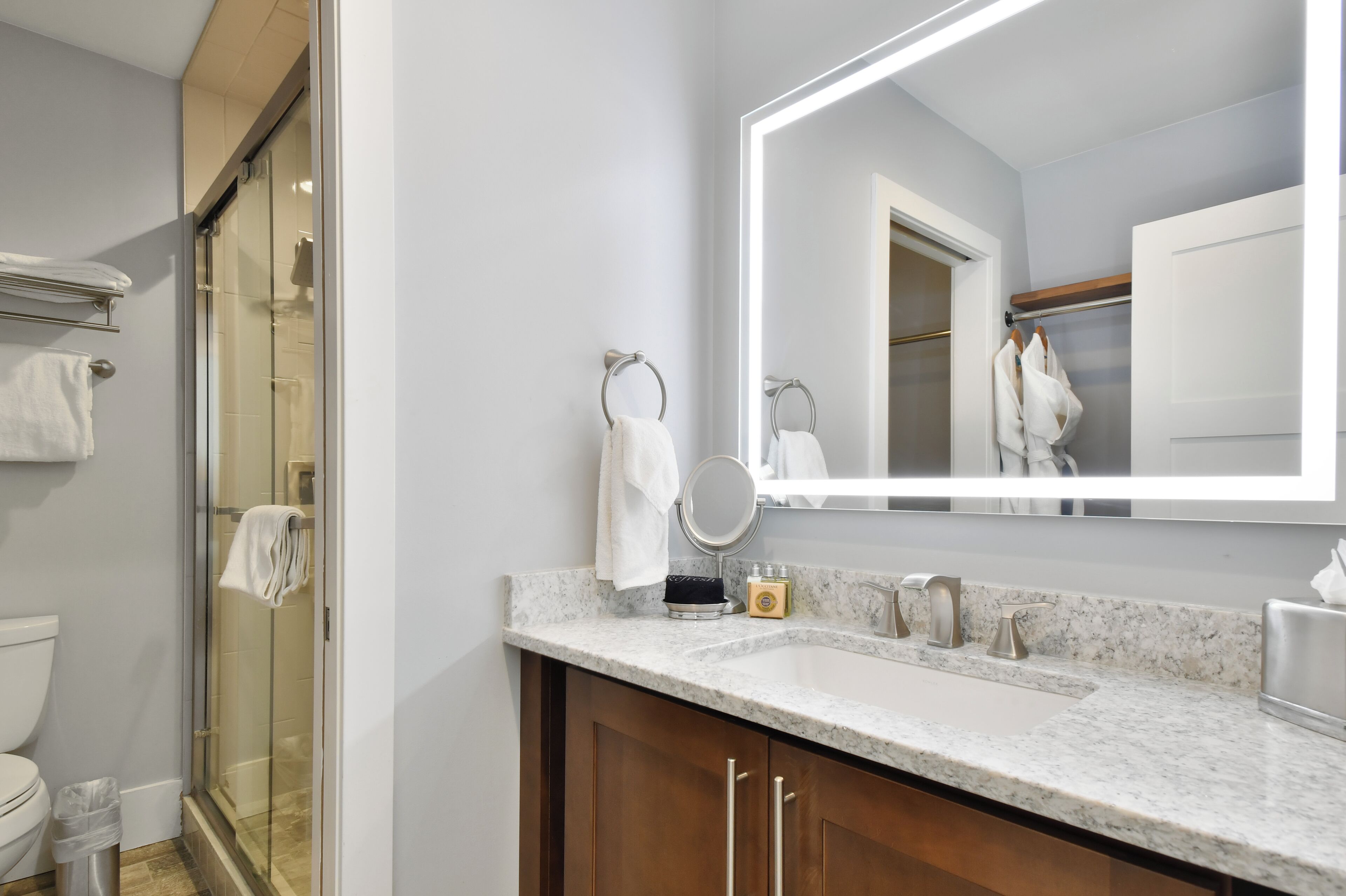 헤어드라이어, 목욕가운, 타월, 비누