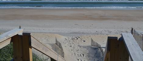 Nær stranden og solsenger