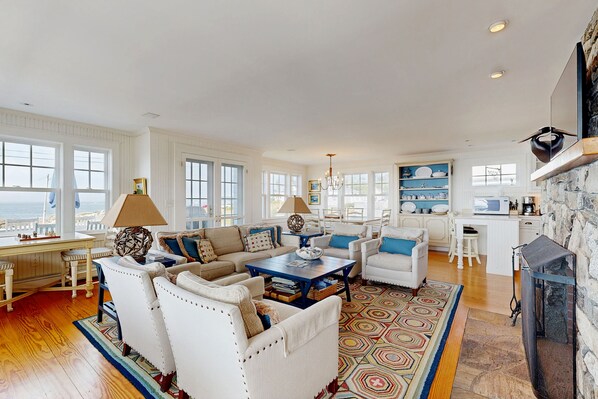 电视、壁炉、书