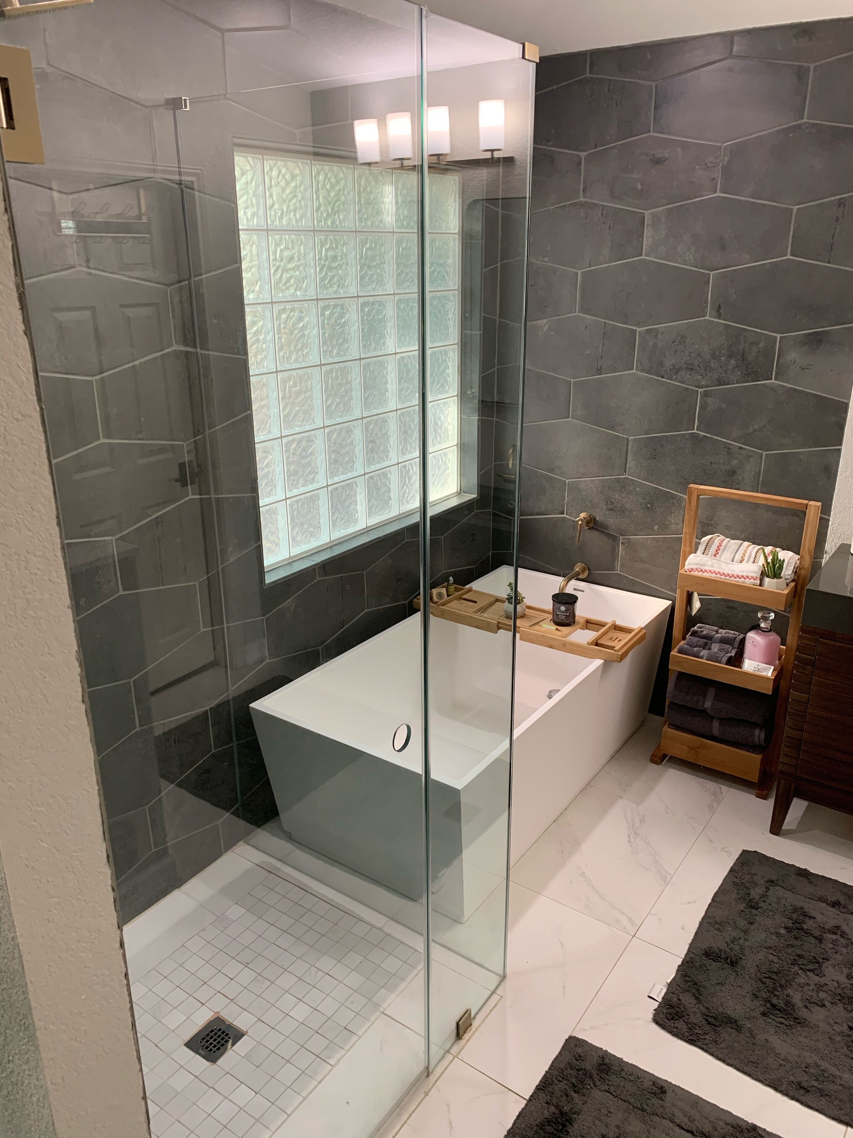 ATX Getaway! Pet Friendly-- Large Deck & Luxury Bath