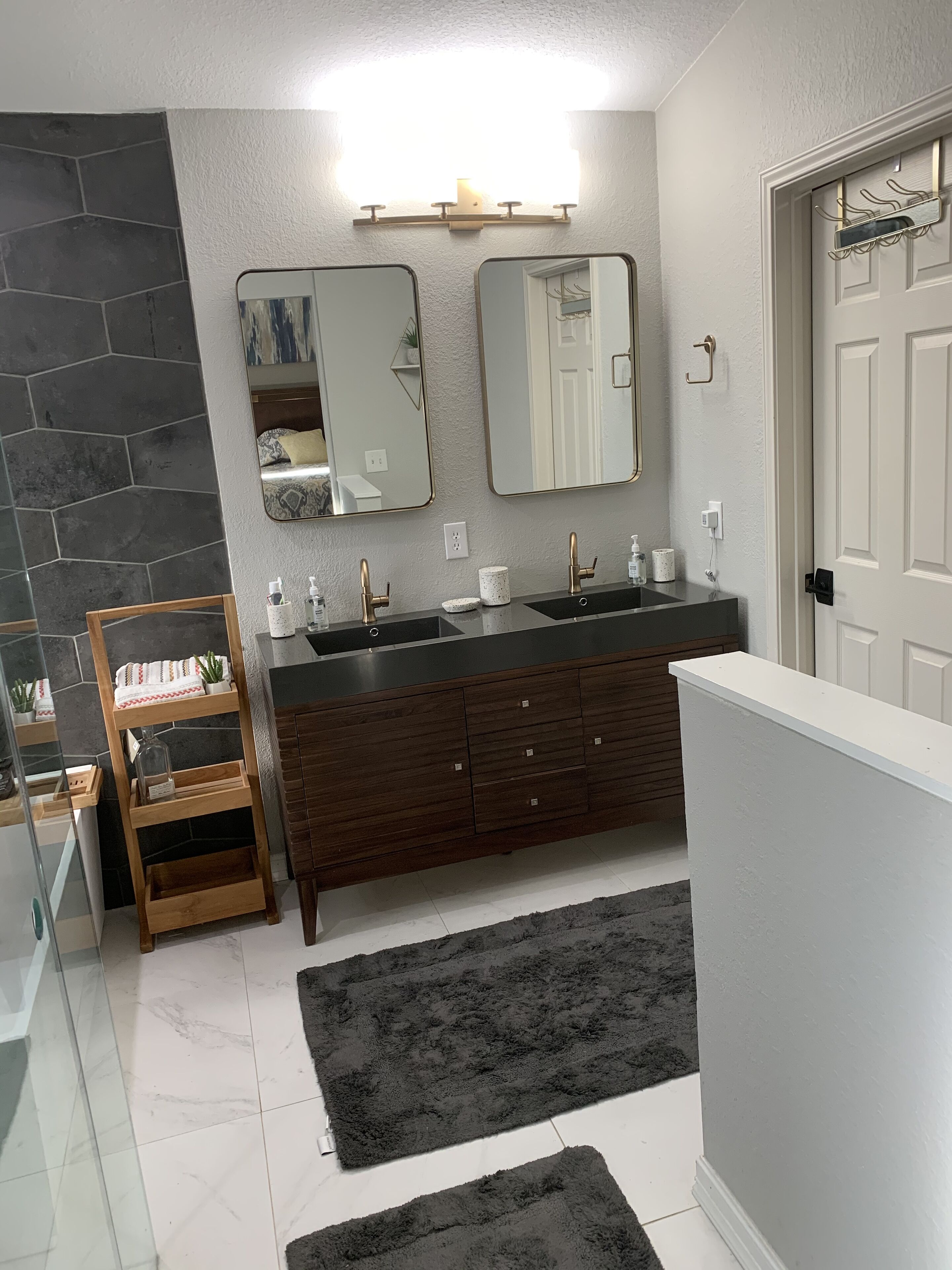 ATX Getaway! Pet Friendly-- Large Deck & Luxury Bath