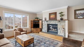 House | Living room | TV, fireplace, DVD player