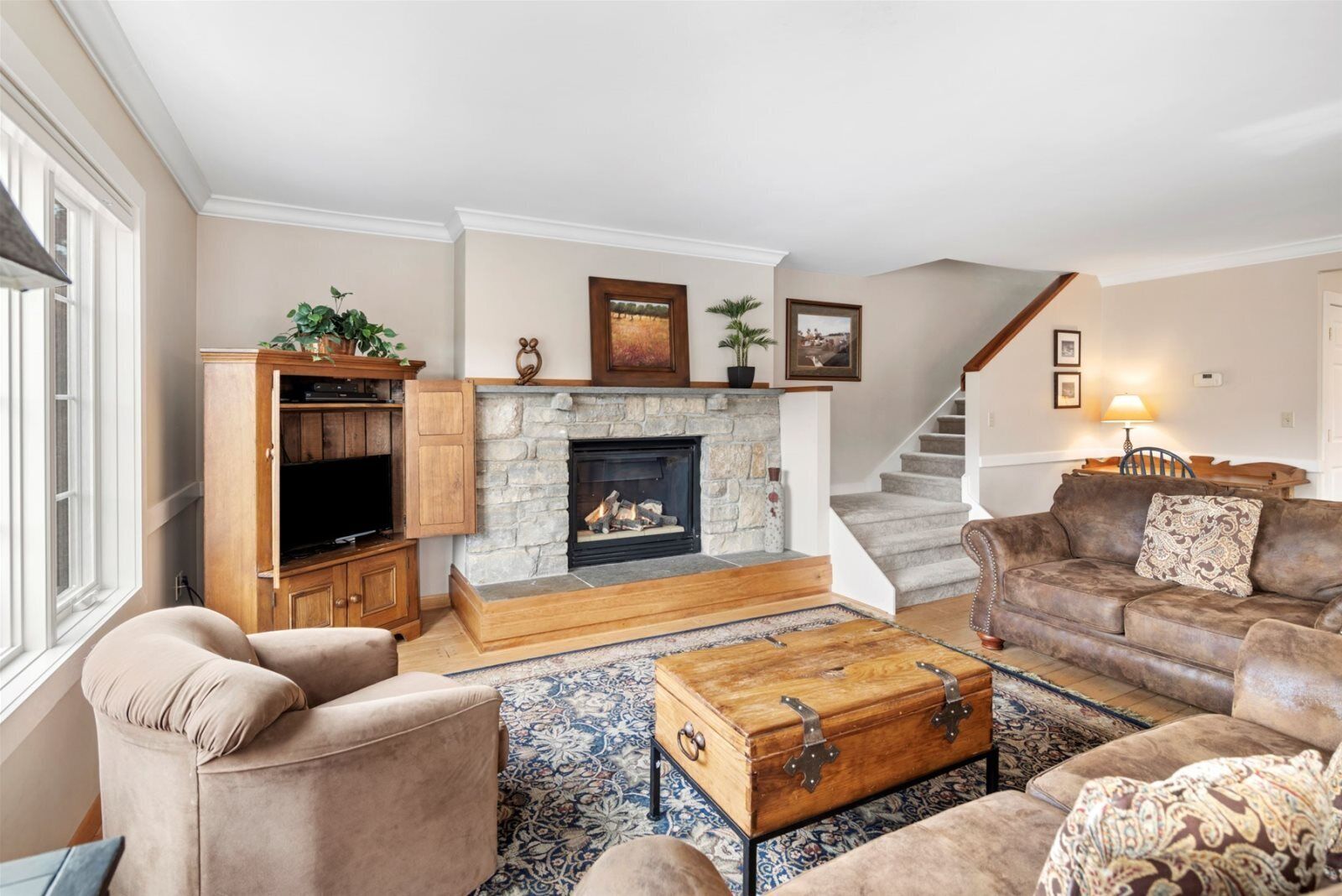 House | Living room | TV, fireplace, DVD player