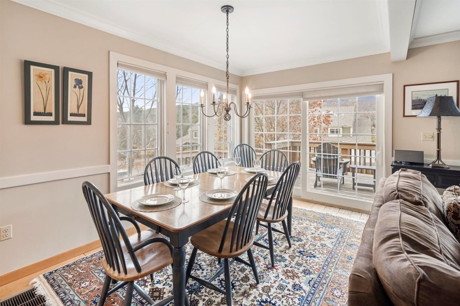 House | Living room | TV, fireplace, DVD player