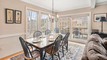 House | Living room | TV, fireplace, DVD player