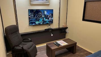 Basic House, Non Smoking | 1 bedroom, desk, iron/ironing board, free WiFi