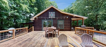 Snuggly, dog-friendly cabin w/ free WiFi, a gas fireplace, firepit, central A/C
