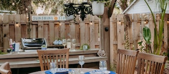 Charming 3/2 Cottage- Close to beach & Historic Downtown