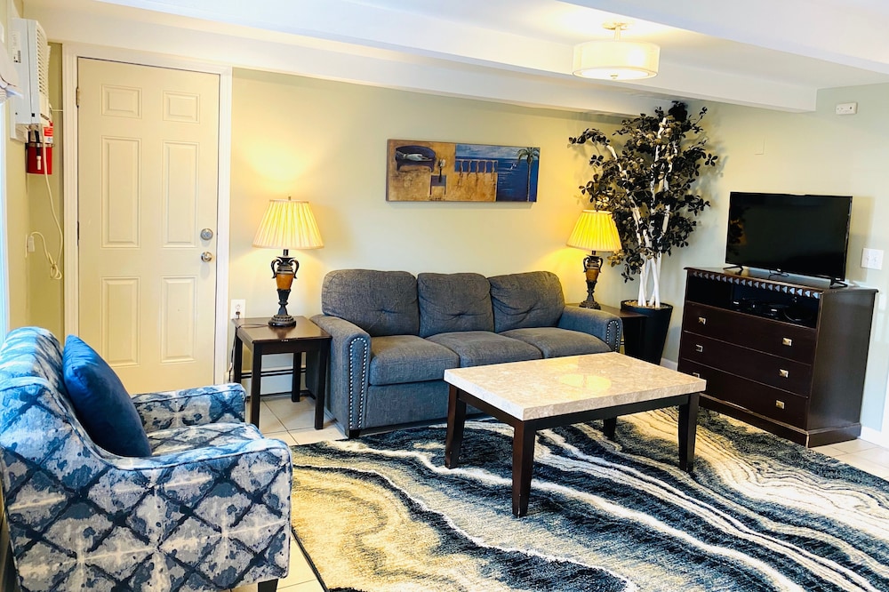 2 BR Beach Suite 3. Two On Site Pools. Sleeps 6. off season & summer rental 1fl