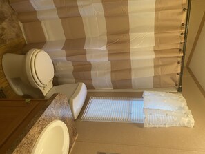 Combined shower/tub, towels