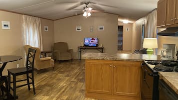 Jääkaappi, mikroaaltouuni, uuni, liesi