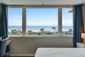 3 habitaciones, escritorio y tabla de planchar con plancha