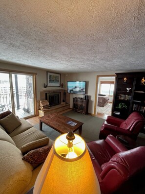 Smart-TV, Kamin, Videospiele, DVD-Player